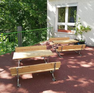 Sitzgruppe aus Holz auf der Terrasse